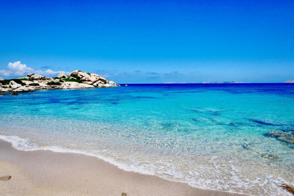 Praia na ilha de Sardenha