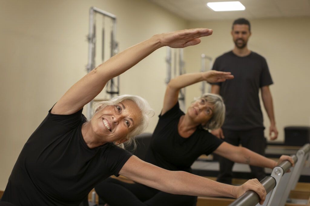 Idosas fazendo aula de pilates
